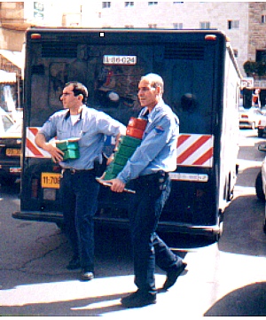 The Cohanim of Brinks bring the boxes to Oztar HaMikdash
